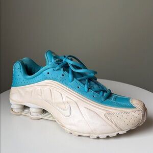Nike Shox Women’s 9 Turquoise White 302874-103 Y2K  Sneakers Flaw